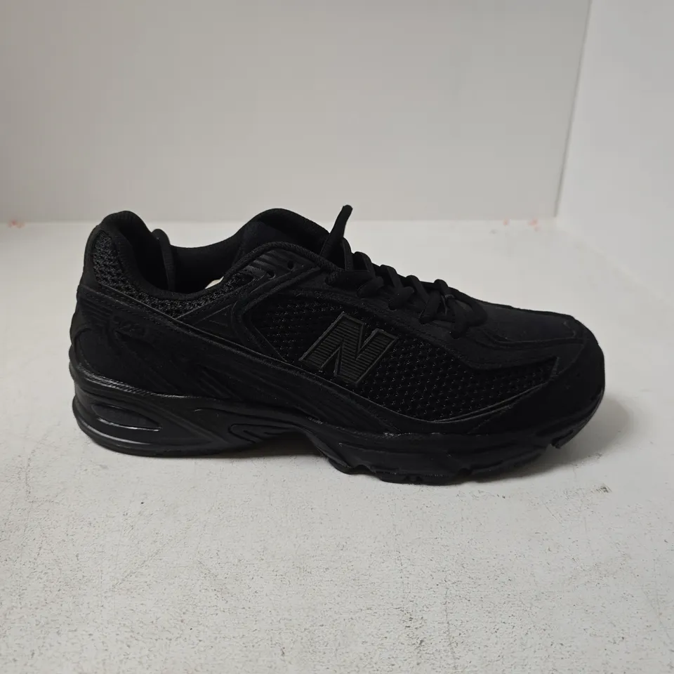 NEW BALANCE BLACK TRAINERS UK 8 BOXED