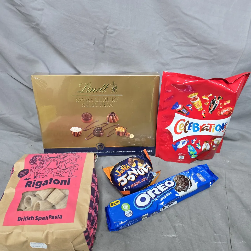 APPROXIMATELY 10 ASSORTED FOOD/DRINK PRODUCTS TO INCLUDE RIGATONI PASTA, LINDT CHOCOLATE, OREOS ETC 
