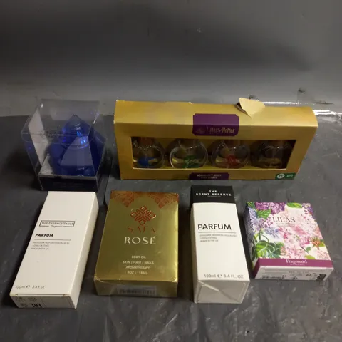 BOX OF APPROXIMATELY 6 ASSORTED BOXED FRAGRANCES TO INCLUDE - HARRY POTTER HOGWARTS HOUSE BODY SPRAYS - FRAGONARD LILAS - HEART OF THE OCEAN SAPPHIRE PERFUME - ETC