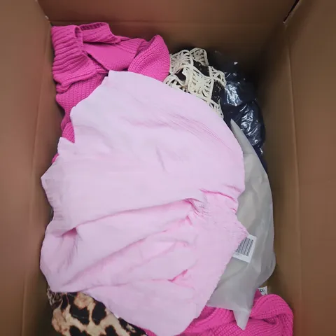APPROXIMATELY 20 ASSORTED CLOTHING ITEMS IN VARIOUS SIZES, STYLES AND COLOURS