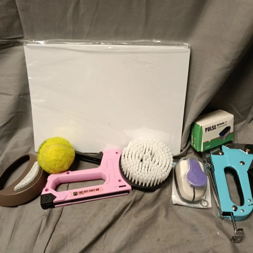 APPROXIMATELY 125ASSORTED HOUSEHOLD ITEMS TO INCLUDE STAPLE GUN, PULSE OXIMETER, TENNIS BALL, ETC