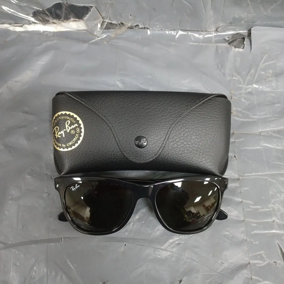 BOXED PAIR OF RAY-BAN SUNGLASSES