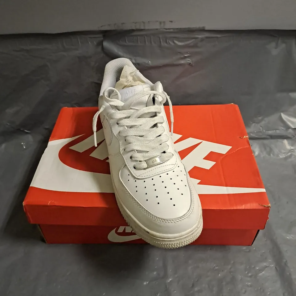 BOXED PAIR OF NIKE AIR FORCE 1 SHOES IN WHITE SIZE UK 9