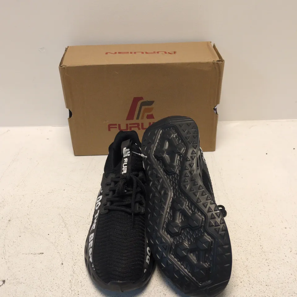 MEN'S BLACK TRAINERS UK 5 – DO THE BEST SLOGAN (ITEM NO. 761)
