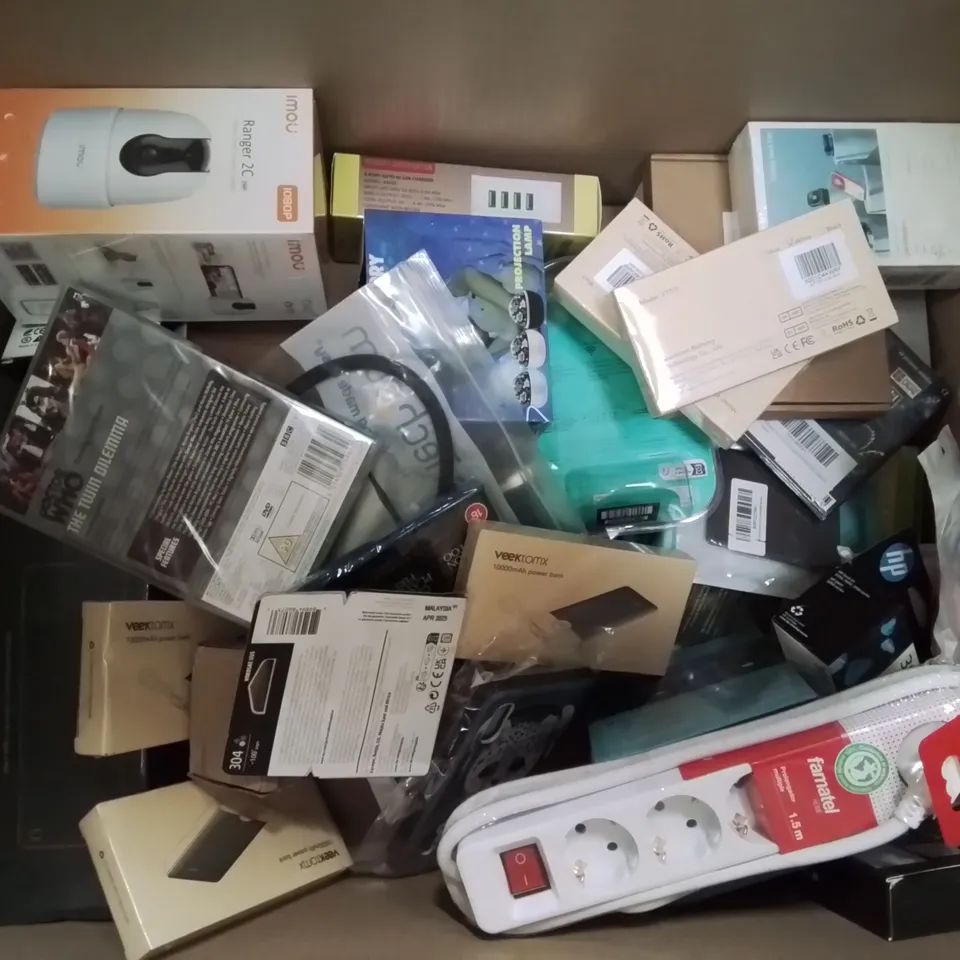 BOX CONTAINING LARGE AMOUNT OF MIXED BOXED ELECTRICAL ITEMS PHONE ACCESSORIES LIGHTING ETC.	