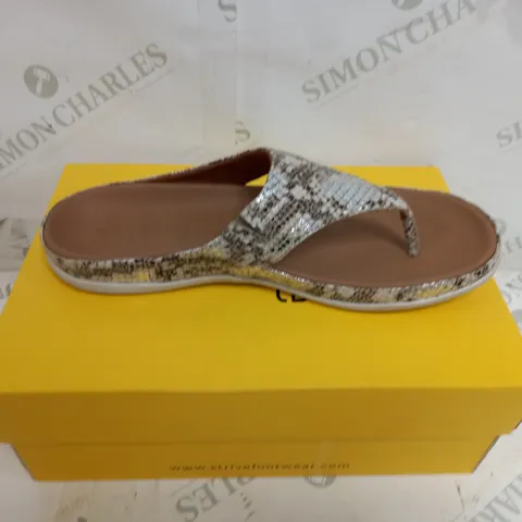 BOXED STRIVE MAUI IN SNAKE GLAMOUR SIZE 7