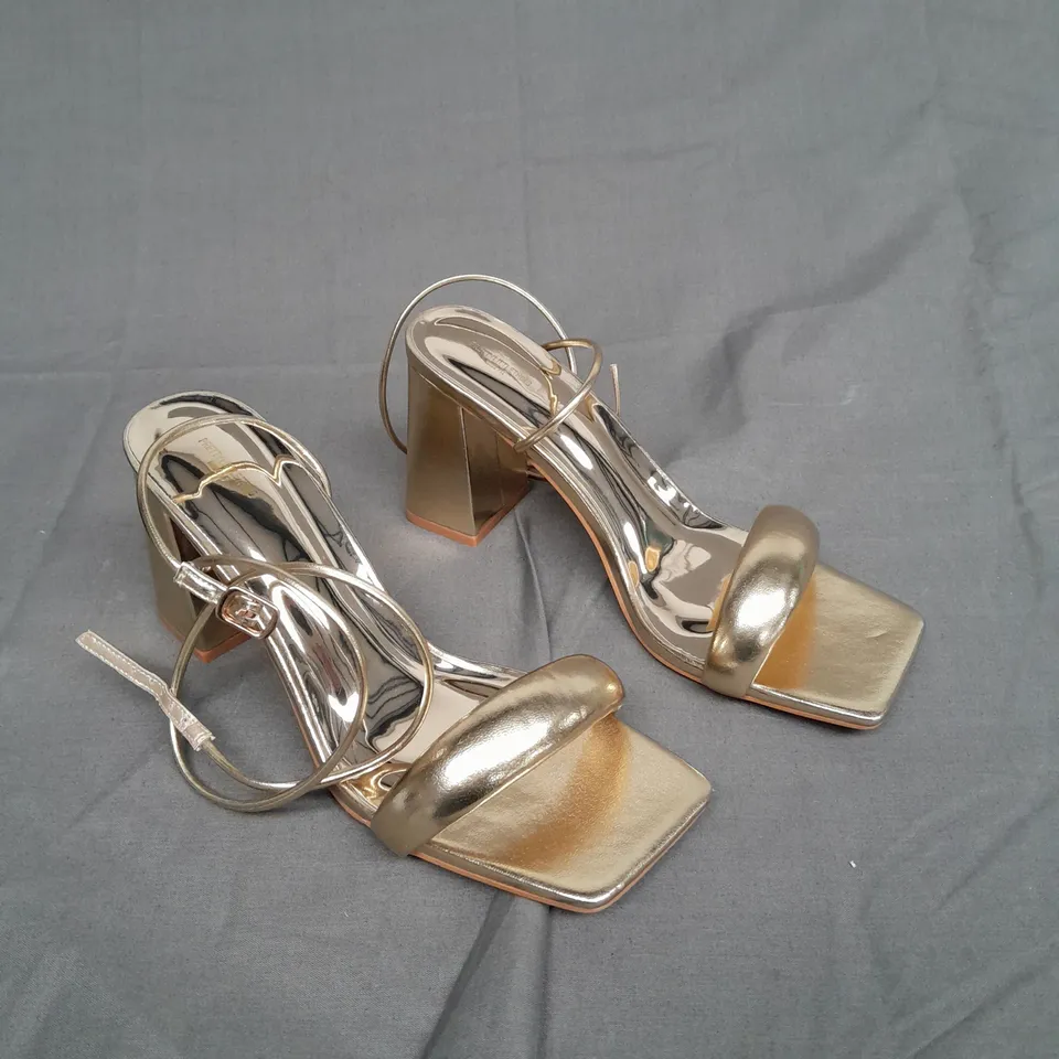 BOXED PAIR OF PRETTYLITTLETHINGS WIDE FIT PU SQUARE TOE QUILTED LOW BLOCK HEEL SANDALS IN GOLD UK 6