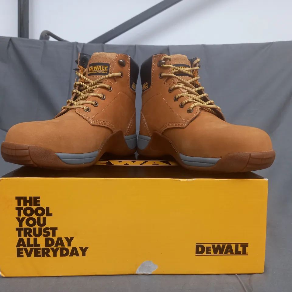 BOXED PAIR OF DEWALT SAFETY BOOTS IN TAN SIZE UK 9