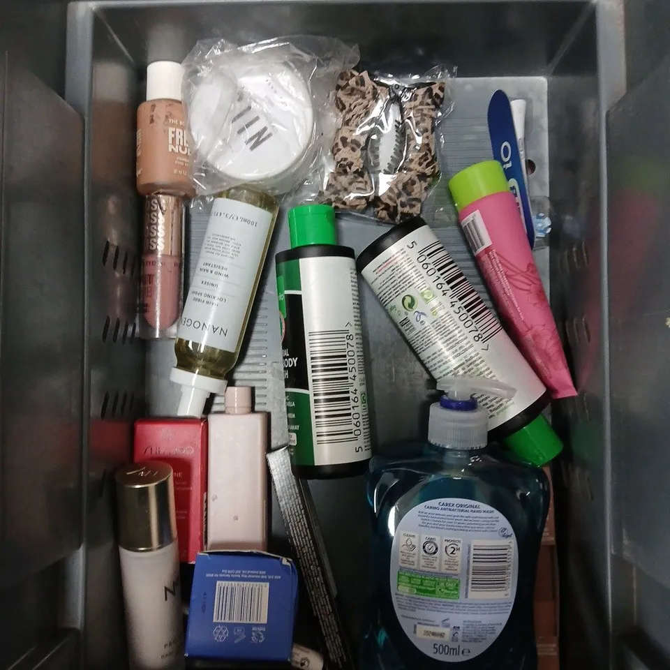 APPROXIMATEY 20 ASSORTED HEALTH AND BEAUTY PRODUCTS TO INCLUDE RIMMEL INSTANT TAN, SOAP & GLORY BODY WASH AND COLGATE TOOTHPASTE