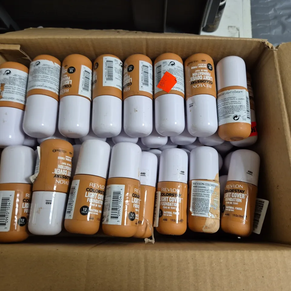 LOT OF APPROXIMATELY 55 REVLON COLOURSTAY LIGHT COVER 30ML FOUNDATIONS - 440 CARAMEL