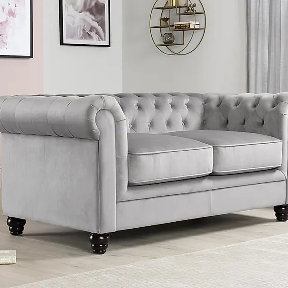 BOXED DESIGNER HAMPTON GREY VELVET TWO SEATER CHESTERFIELD SOFA 