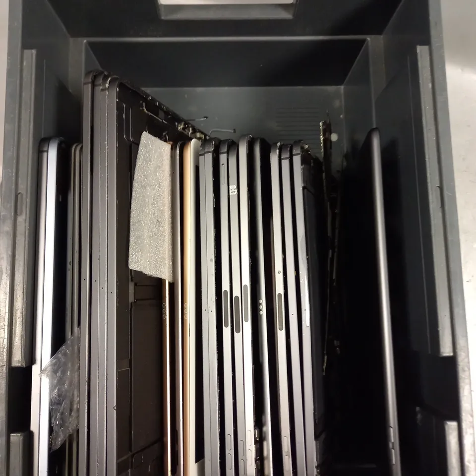 APPROXIMATELY 25 DAMAGED IPAD UNITS IN VARIOUS MODELS 