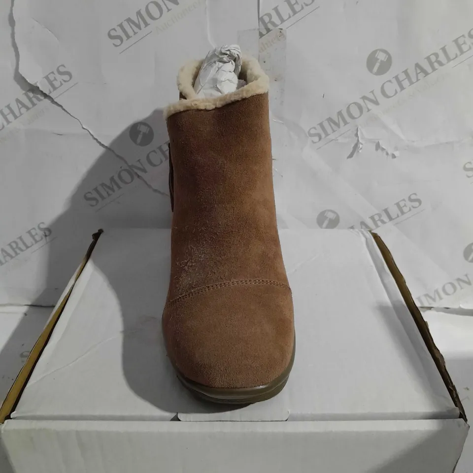 SKETCHERS OF HURS ZIP BT MUSHROOM SIZE 6.5