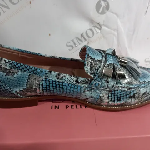 MODA IN PELLE ENLEEA IN BLUE MUILTI SNAKE PRINT SIZE 6