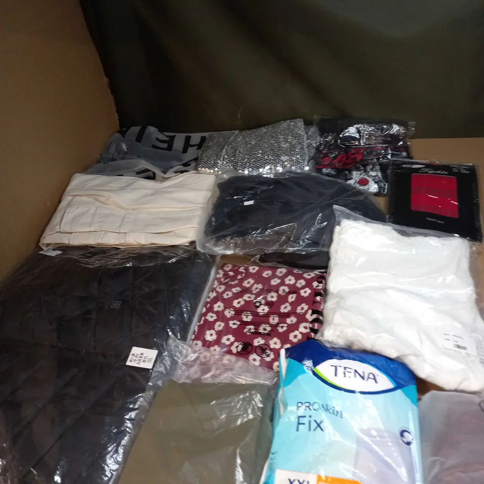 LOT OF APPROX 20 ASSORTED CLOTHING ITEMS TO INCLUDE JUMPERS, SOCKS AND T-SHIRTS
