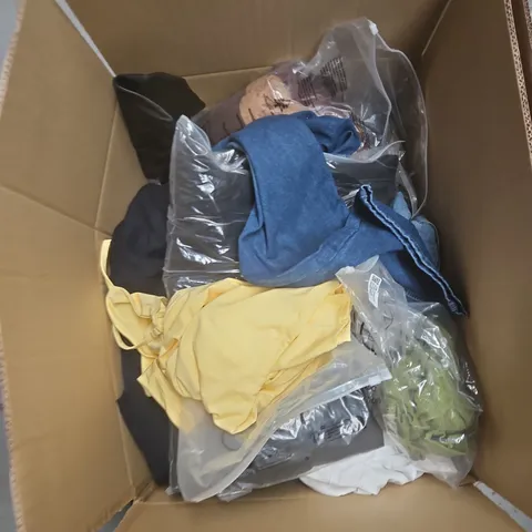 BOX OF APPROXIMATELY 20 ASSORTED CLOTHING ITEMS TO INCLUDE: BROWN SHIRT 