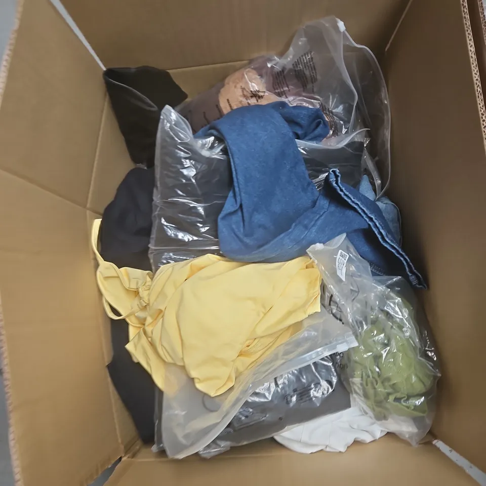BOX OF APPROXIMATELY 20 ASSORTED CLOTHING ITEMS TO INCLUDE: BROWN SHIRT 