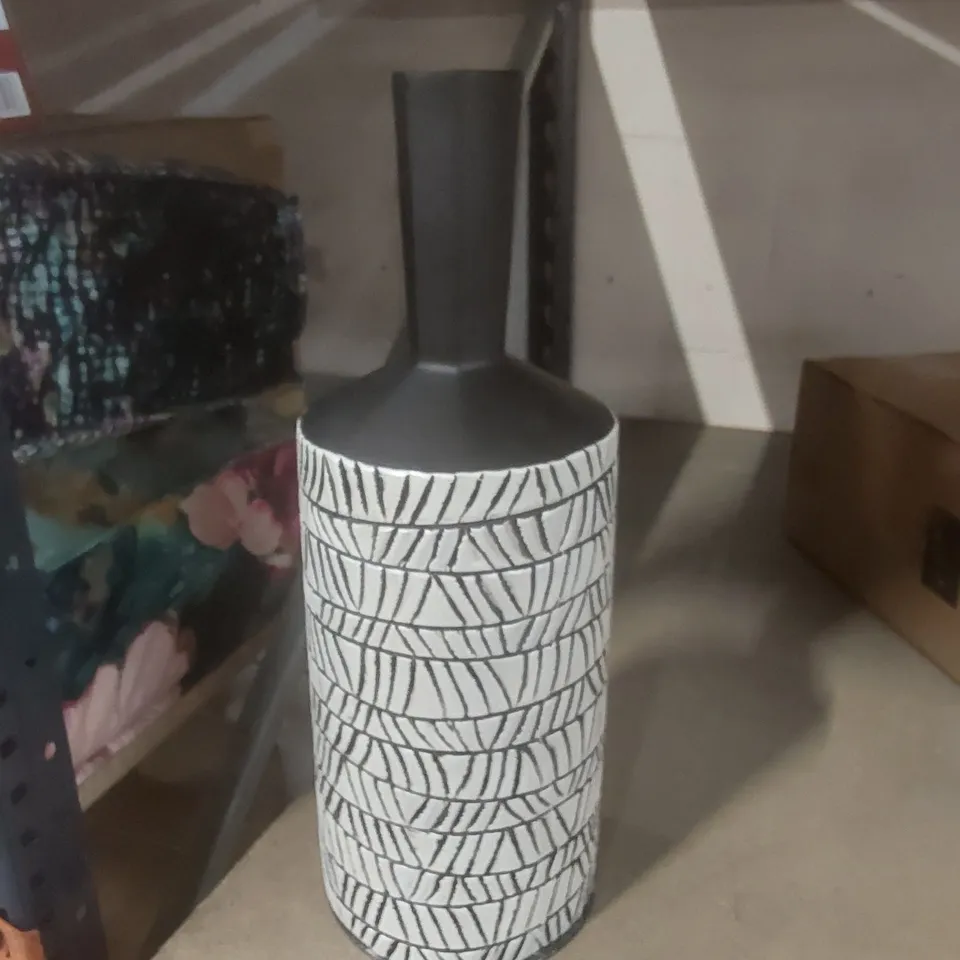 BOXED TABLE VASE 