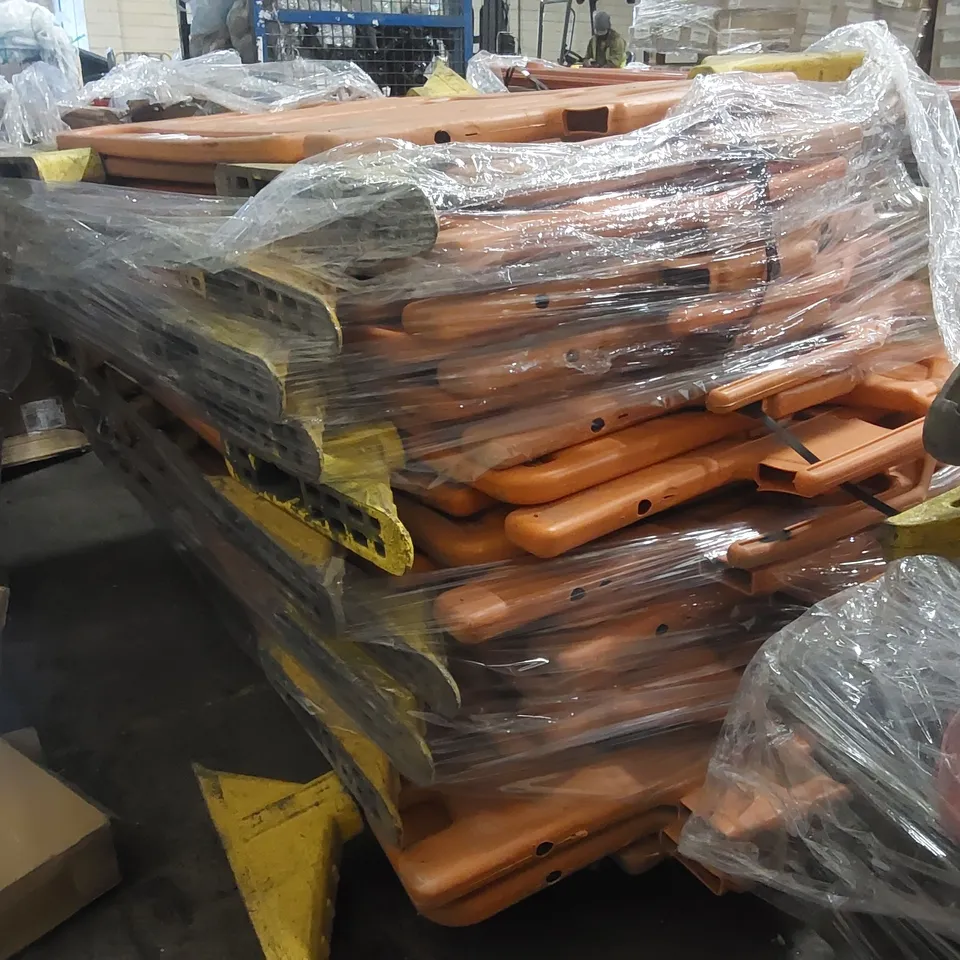 PALLET CONTAINING APPROXIMATELY 19x PLASTIC ROAD BARRIERS