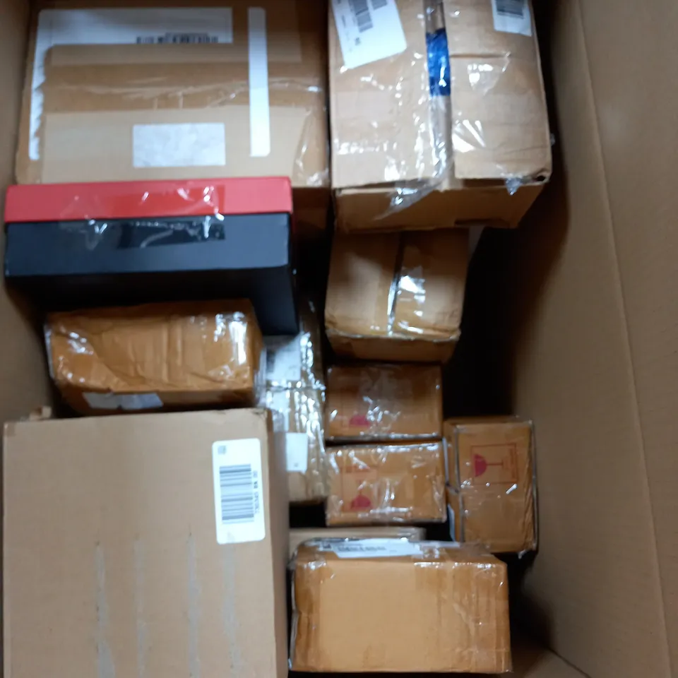 APPROXIMATELY 20 ASSORTED HOUSE HOLD ITEMS TO INCLUDE CHARGING DOCKS, READING GLASSES AND AN ELECTRIC SCREWEDRIVER / COLLECTION ONLY