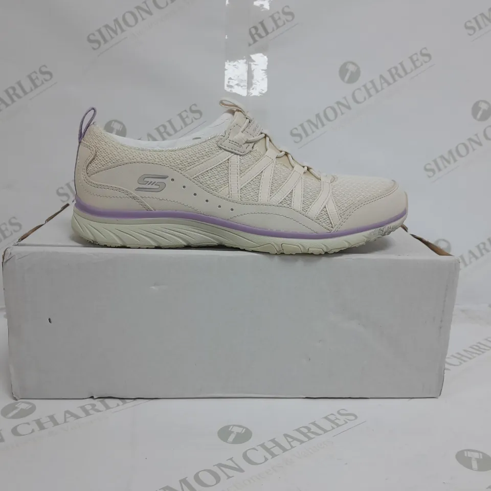 BOXED PAIR OF SKECHERS GRATIS TRAINERS IN LIGHT GREY SIZE 6