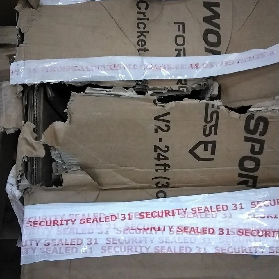 PALLET OF APPROXIMATELY 7 ASSORTED ITEMS TO INCLUDE - HOCKEY STICK - RAPID FIRE BOUNCE PAD - MANNEQUIN RUBBER BASE ECT