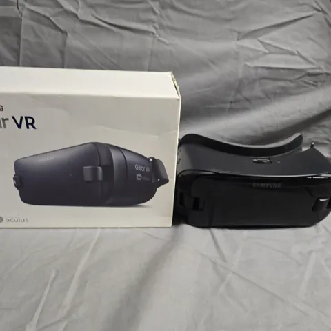 Samsung Gear VR headset with box (Oculus)