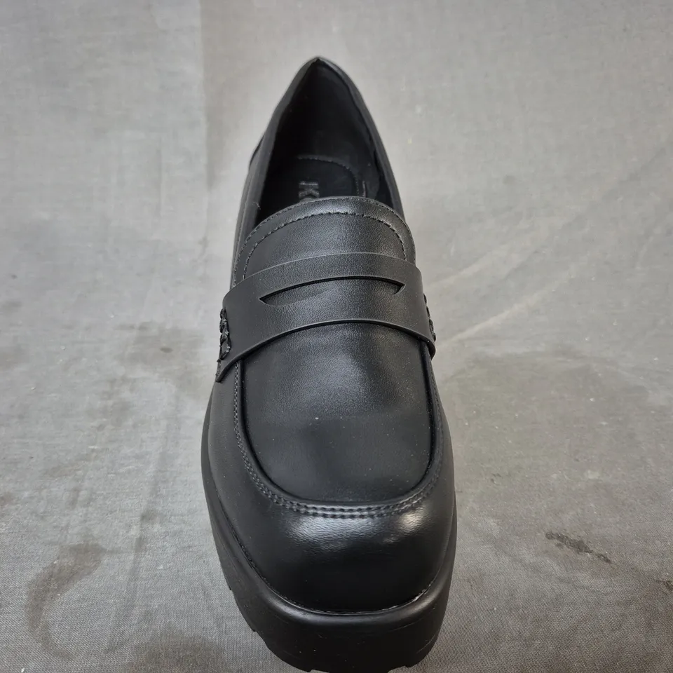 BOXED PAIR OF KOI VIGO CLASSIC CHUNKY SHOES IN BLACK UK SIZE 5