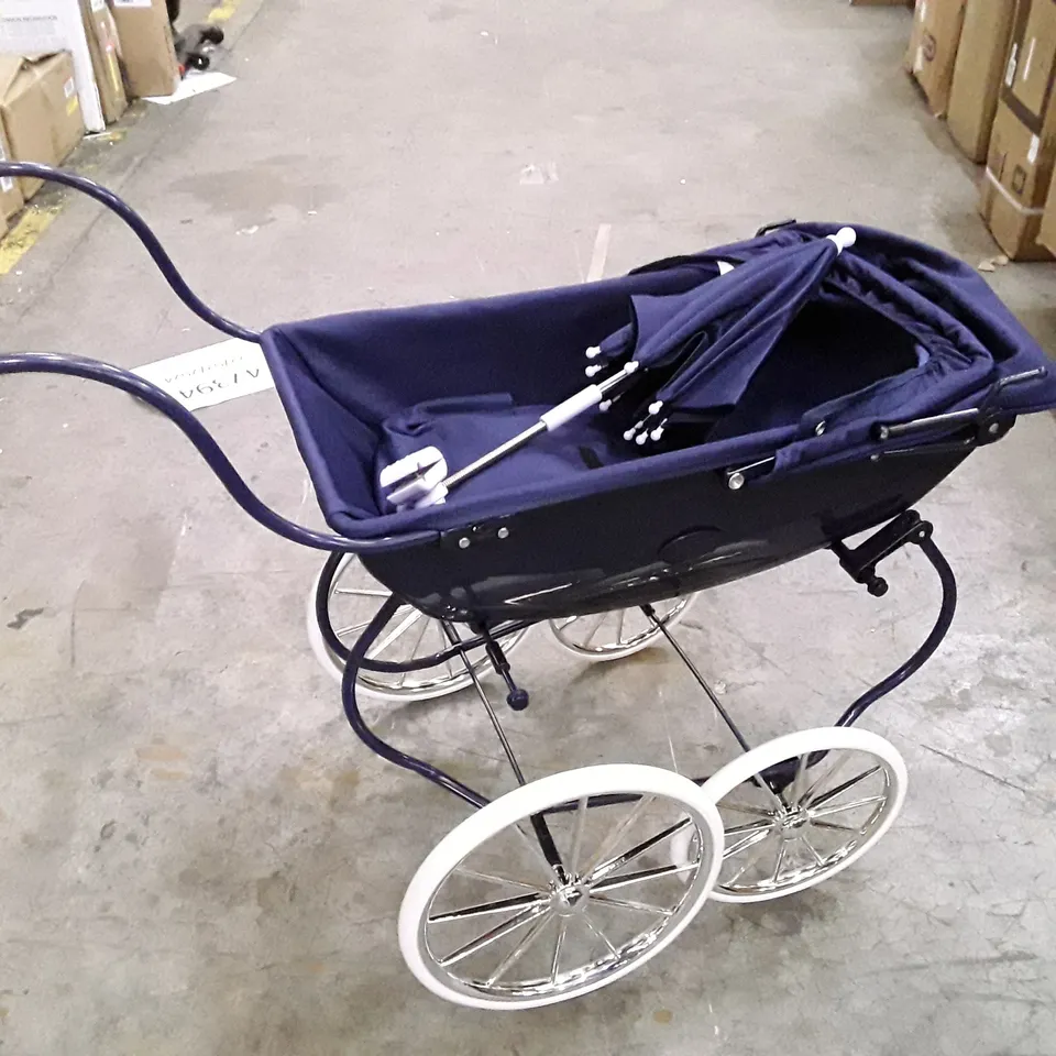 BELLA ROSA PREMIUM NAVY CARRIAGE DOLL PRAM  RRP £129.99