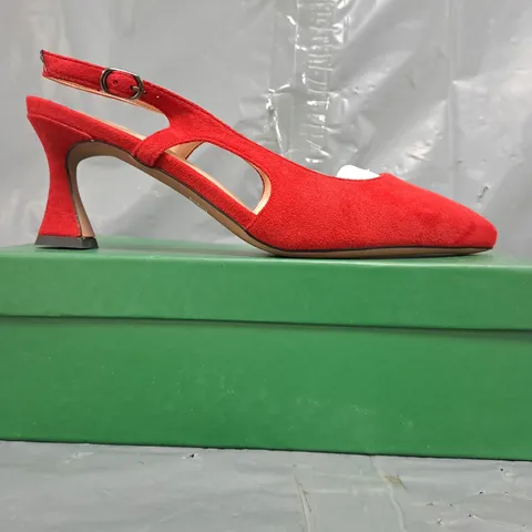 BOXED PAIR OF UNBRANDED POINTED TOE LOW HEEL SHOES IN RED SIZE EU 39
