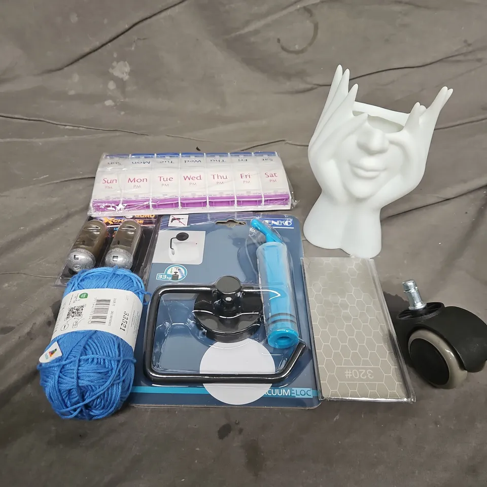 APPROXIMATELY 15 ASSORTED HOUSEHOLD ITEMS TO INCLUDE PILL BOX, STRING, LOO ROLL HOLDER, ETC