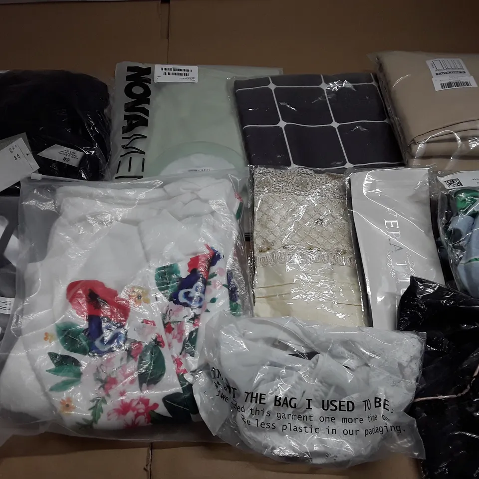 LARGE QUANTITY OF ASSORTED BAGGED CLOTHING ITEMS TO INCLUDE FASHION NOVA, H&M AND BOOHOO