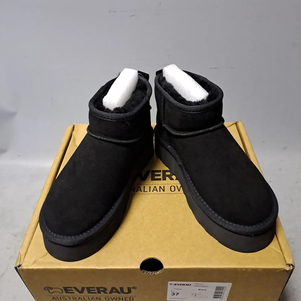 BOXED PAIR OF EVERAU HERON LINED BOOT IN BLACK SIZE 4