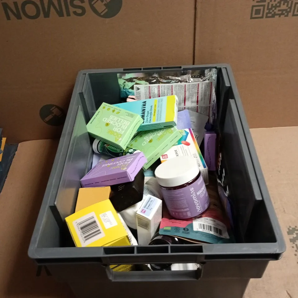 TOTE OF APPROXIMATELY 25 ASSORTED VITAMIN/SUPPLEMENT RELATED ITEMS TO INCLUDE A DOSE FOR BLOATING/BLOCK BELLIES, KURSK LEMON, MAGNESIUM GUMMIES, HUMANTRA ELECTROLYTE DRINK, BEROCCA