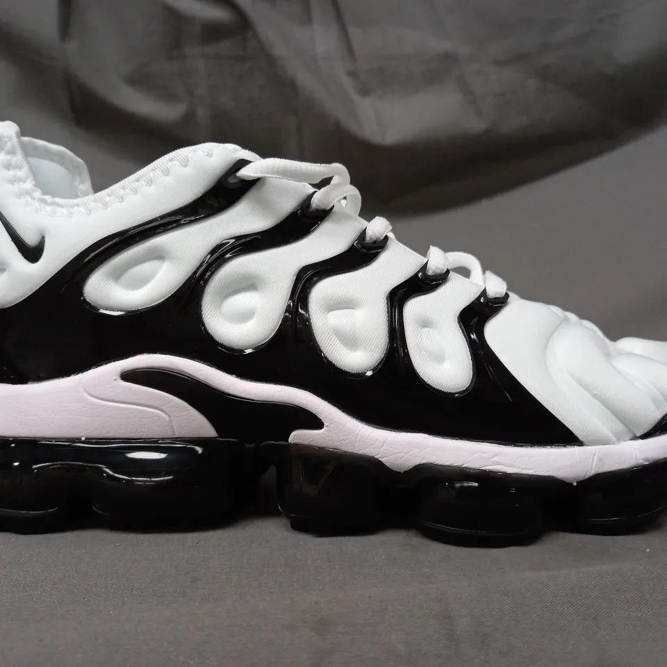 BOXED PAIR OF NIKE AIR MAX PLUS SHOES IN WHITE/BLACK UK SIZE 10