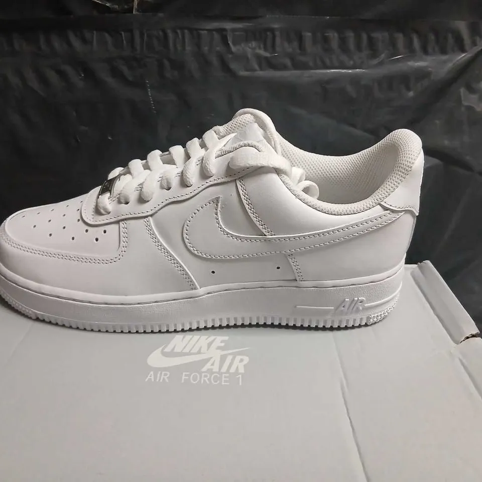 NIKE AIR FORCE 1 '07 WMNS WHITE SIZE 6