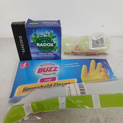 APPROXIMATELY 15 ASSORTED HOUSEHOLD ITEMS TO INCLUDE RADOX MUSCLE SOAK, EP FLOAT VALVE, HOUSEHOLD GLOVES , ETC