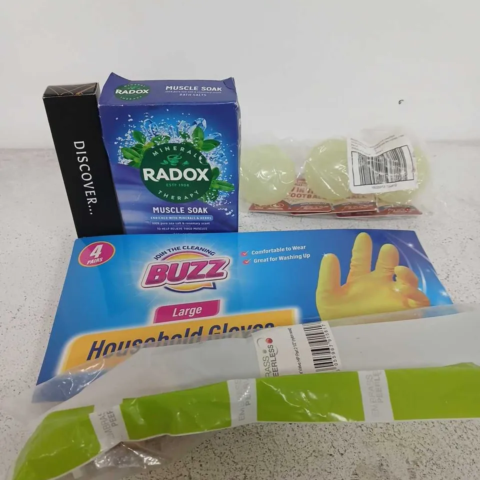 APPROXIMATELY 15 ASSORTED HOUSEHOLD ITEMS TO INCLUDE RADOX MUSCLE SOAK, EP FLOAT VALVE, HOUSEHOLD GLOVES , ETC