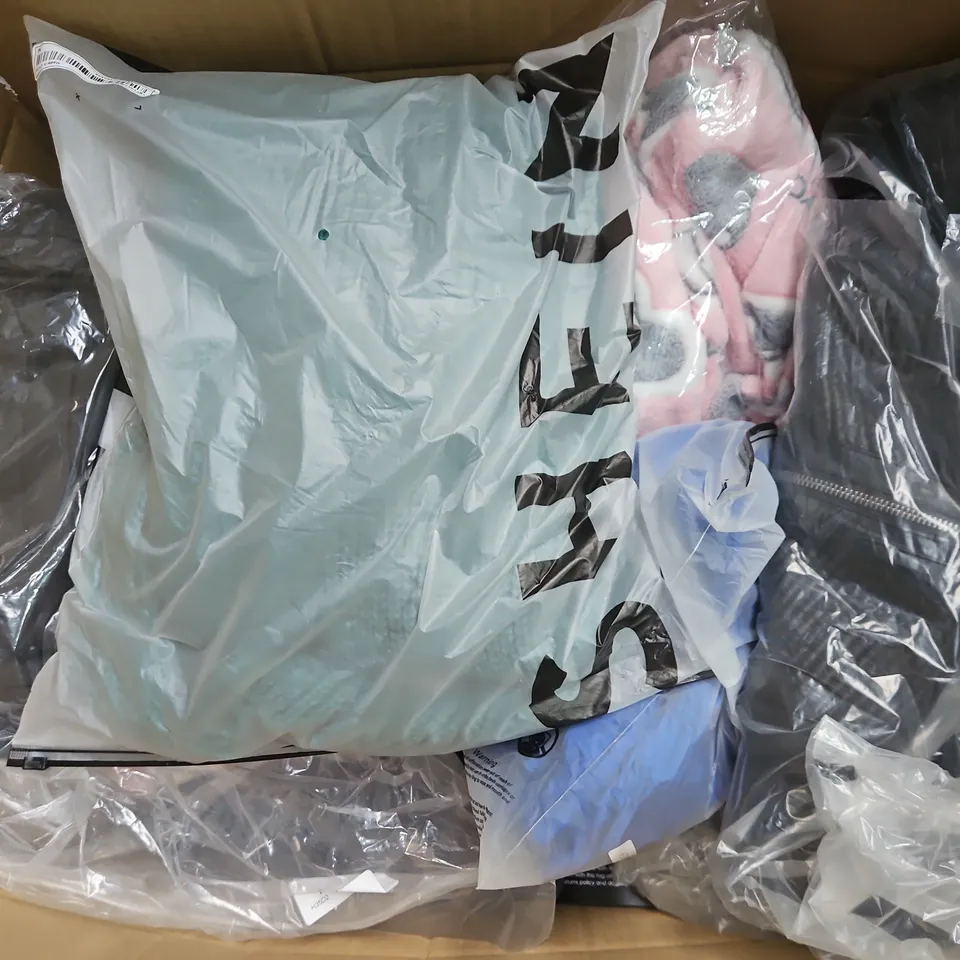 APPROXIMATELY 35 ASSORTED CLOTHING ITEMS IN VARIOUS SIZES, STYLES & COLOURS TO INCLUDE TOPS, SHORTS, DRESSES, ETC - COLLECTION ONLY