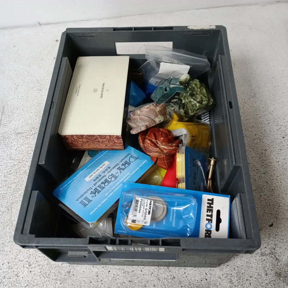 APPROXIMATELY 10 ASSORTED HOUSEHOLD ITEMS INCLUDING notepad, ornaments, tape measure etc.