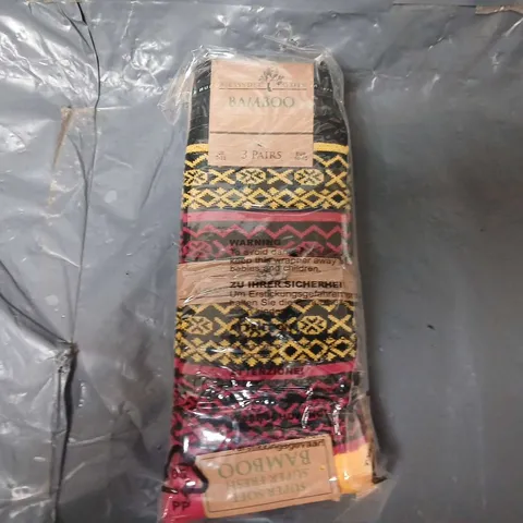 APPROXIMATELY 80 PAIRS OF MENS BAMBOO FAIRISLE RED&YELLOW SOCKS (UK 7-11) - COLLECTION ONLY