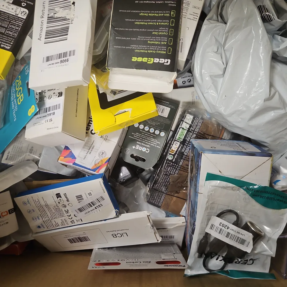 BOX OF APPROXIMATELY 40 ASSORTED ITEMS TO INCLUDE MOBILE PHONE CASE, BATTERIES, ETC - COLLECTION ONLY