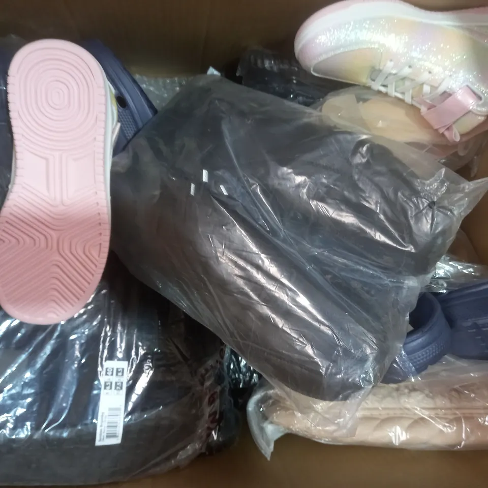 BOX OF APPROXIMATELY 10 ASSORTED PAIRS OF SHOES AND FOOTWEAR ITEMS IN VARIOUS STYLES AND SIZES TO INCLUDE PRETTY LITTLE THING, JOHN LEWIS, ETC