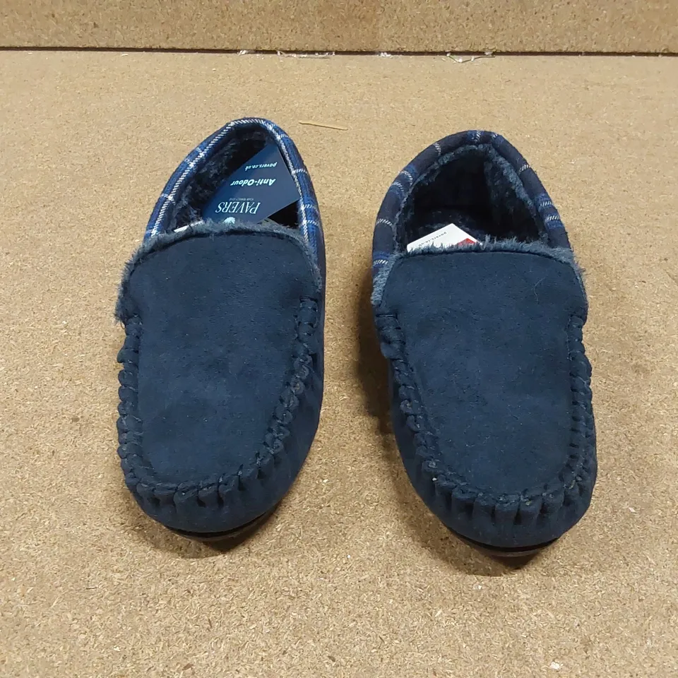 BOXED PAVERS FLEECE LINED SLIPPERS - SIZE 8