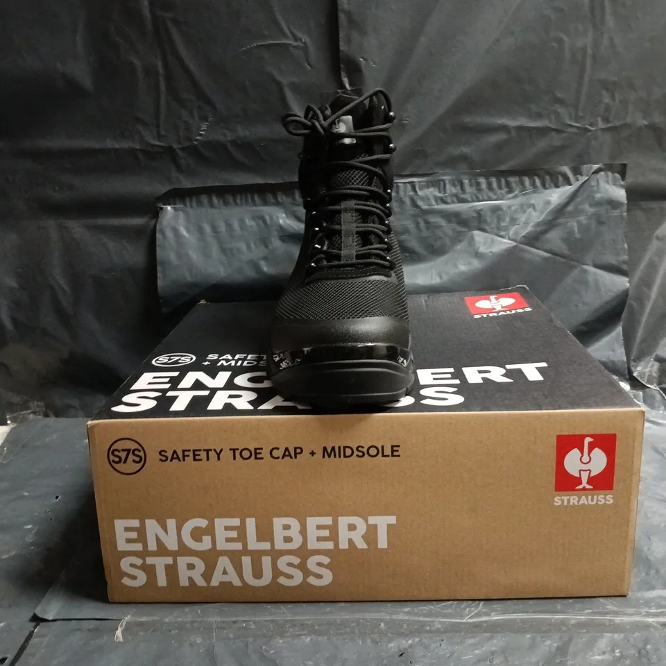 BOXED PAIR OF STRAUSS SAFETY TOE CAP + MIDSOLE ANKLE BOOTS IN BLACK SIZE UK 10.5