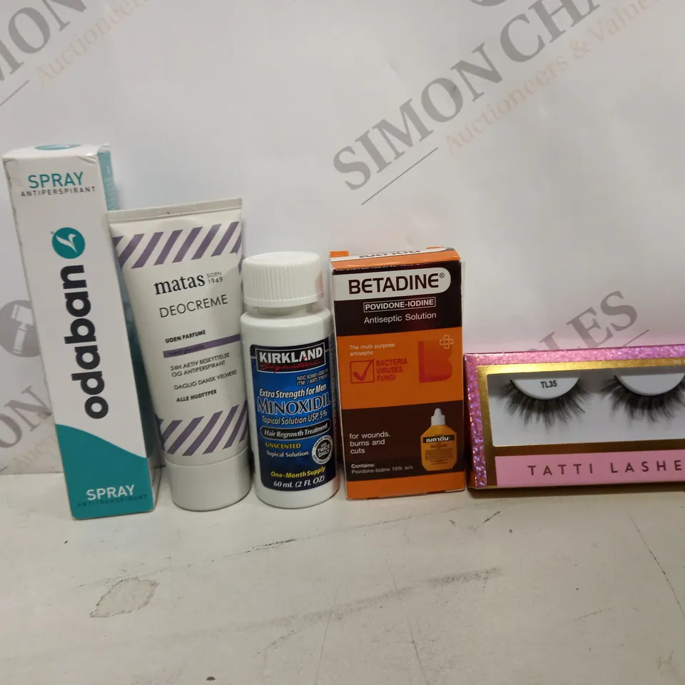 BOX OF APPROX 15 ASSORTED HEALTH AND BEAUTY ITEMS TO INCLUDE - MATAS DEOCREME UDEN PARFUME - BETADINE ANTISEPTIC SOLUTION -TATTI LASHES ETC