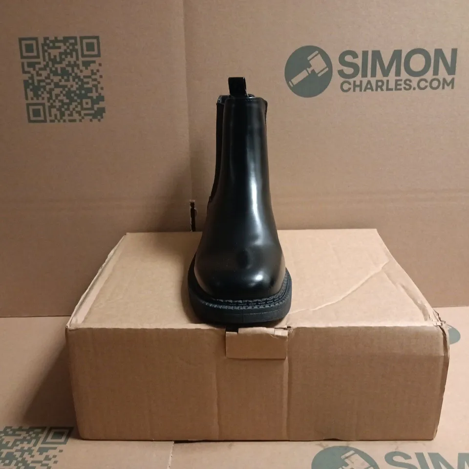 BOXED PAIR OF UNBRANDED SIDE-ZIP CHELSEA BOOTS IN BLACK SIZE 6