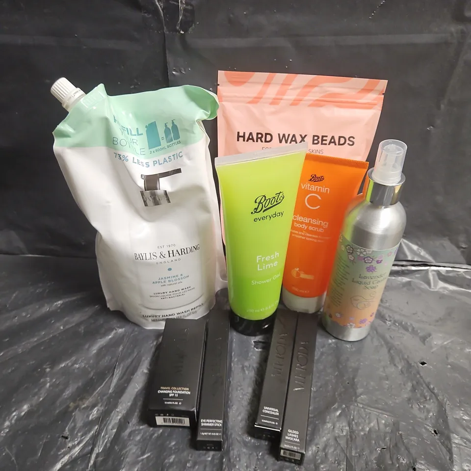 APPROXIMATEY 20 ASSORTED HEALTH AND BEAUTY PRODUCTS TO INCLUDE - MERODA EYE PERFECTING SHIMMER STICK - HARD WAX BEADS - BOOTS SHOWER GEL - ETC