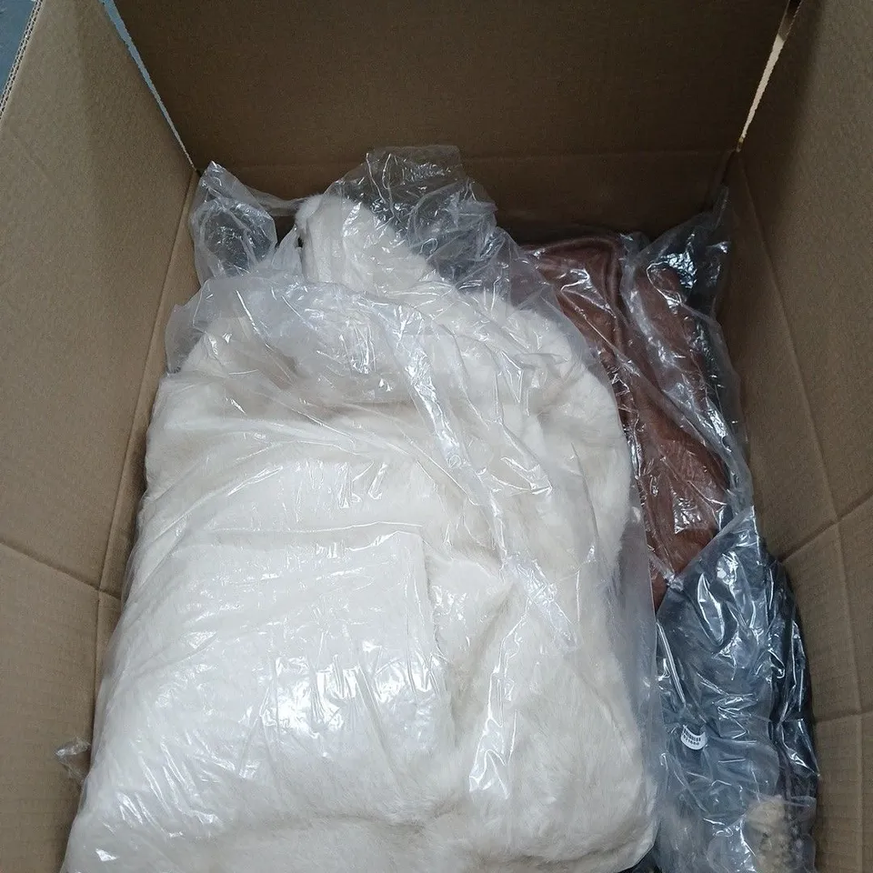 APPROXIMATELY 15 ASSORTED ITEMS TO INCLUDE CHRISTMAS STORAGE BAG, BAG, CLOTHING ETC