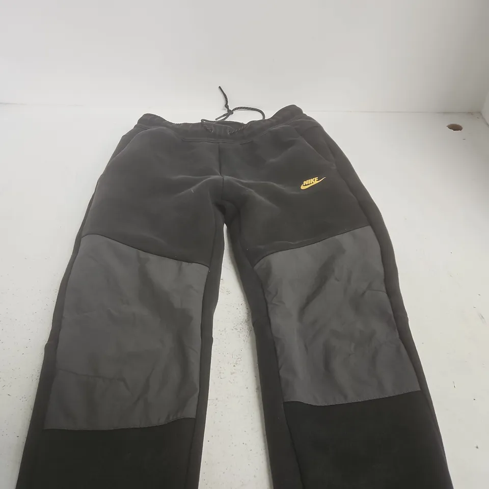 NIKE MEN'S JOGGERS – SIZE M